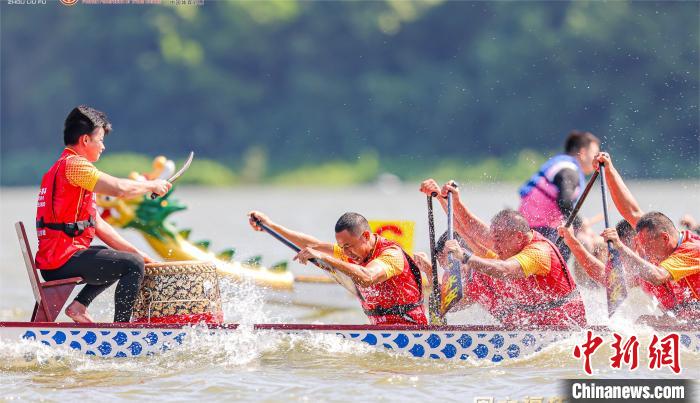 桂畔湖畔的第一届F3龙舟超级联赛总决赛在佛山顺