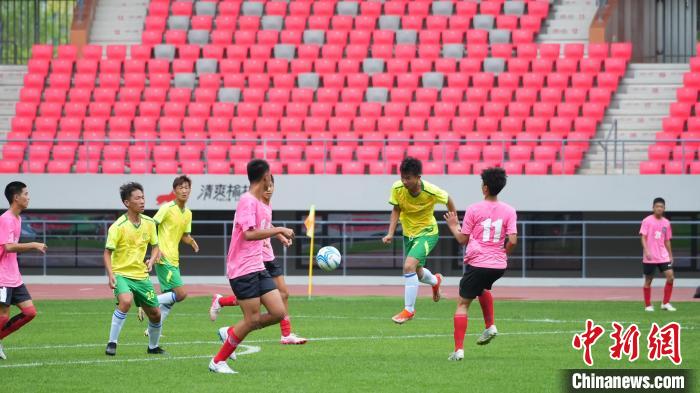 两岸青少年足球交流赛榆林启幕 200余名选手共筑