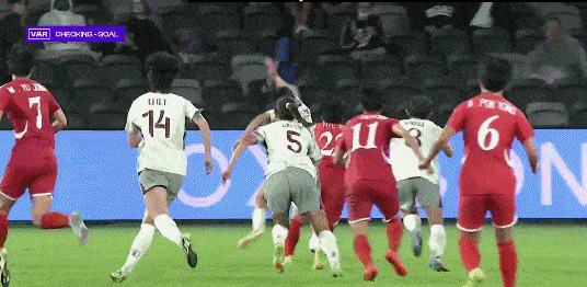 中国女足2-1逆转朝鲜获B组头名 争议判罚引热议