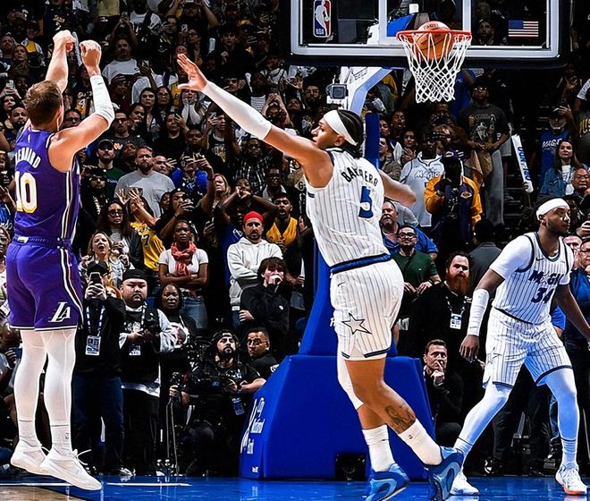 湖人绝杀魔术送4连败 肯纳德三分封王老詹创历史