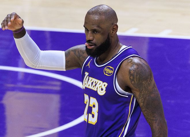 湖人绝杀魔术送4连败 肯纳德三分封王老詹创历史