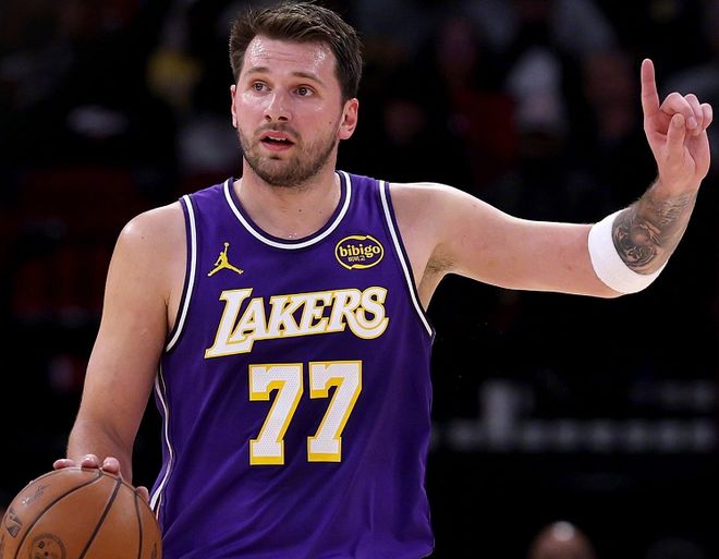 湖人绝杀魔术送4连败 肯纳德三分封王老詹创历史