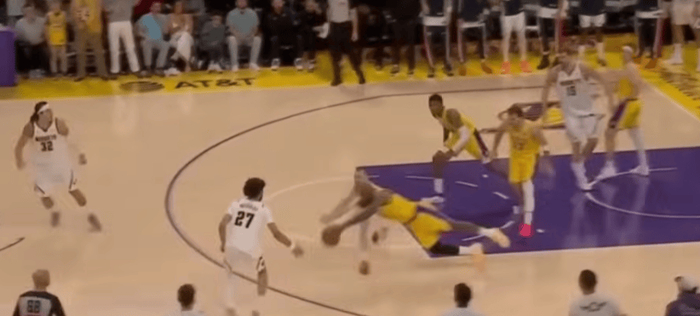 詹姆斯防守转型助力湖人三月战绩飙升