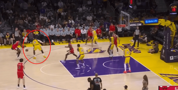 詹姆斯防守转型助力湖人三月战绩飙升