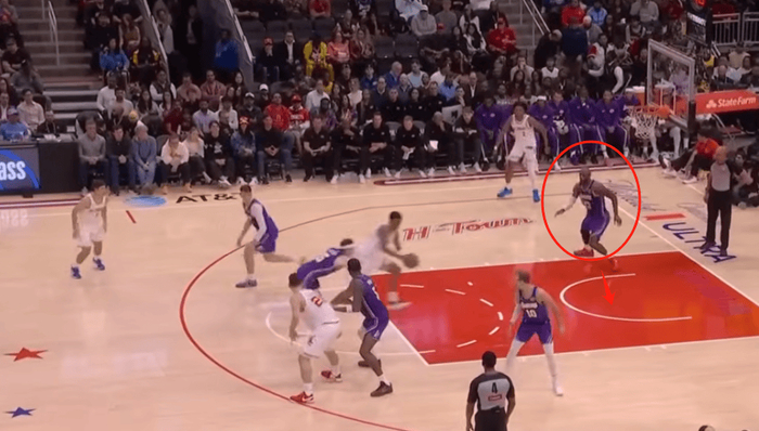 詹姆斯防守转型助力湖人三月战绩飙升