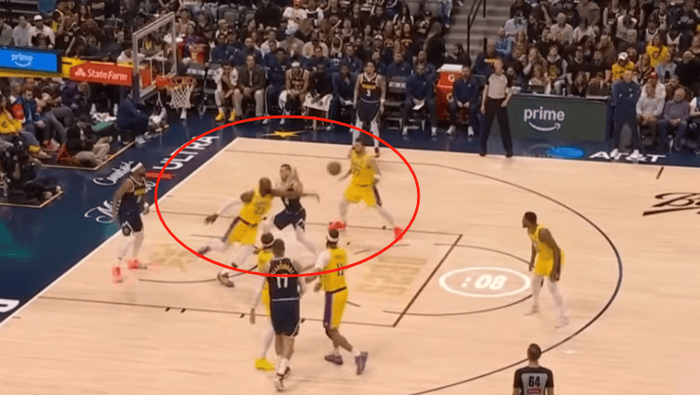 詹姆斯防守转型助力湖人三月战绩飙升